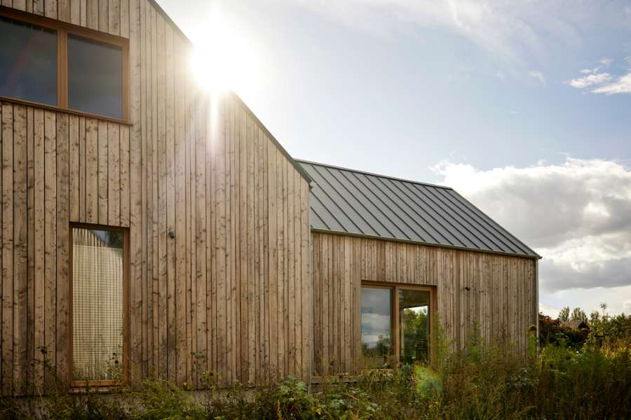 Roen sænker sig under ståltag på idyllisk naturgrund, Fischerstraße 11d, 14778 Päwesin, Tyskland